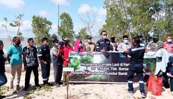 Ari Wibowo, kepala Produksi PT Timah Tbk, foto bersama Uspika Kundur Barat, pemuda dan nelayan