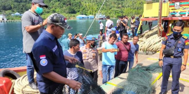 Kepala Syahbandar Natuna saat memeriksa jenis alat tangkap