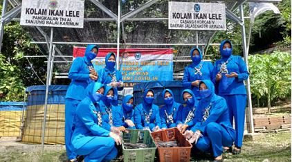 Ketua Jalasenasti Cabang 6 Korcab IV DJA I Ny Wulandari Joko Santoso beserta anggota panen ikan lele