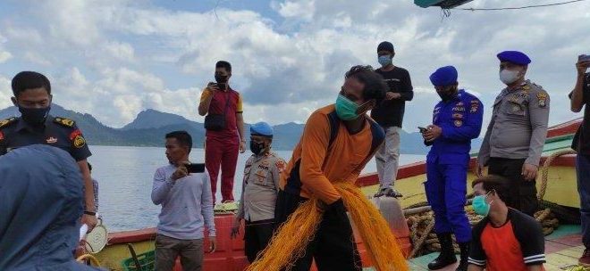 Satpolairud Polres Natuna berhasil menangkap sebuah kapal nelayan KM Sinar Samudera yang menggunakan alat penangkap ikan (API) jenis jaring tarik berkantong