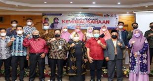 foto bersama saat kegiatan pelatihan kewirausahaan yang diikuti oleh 30 wirausaha