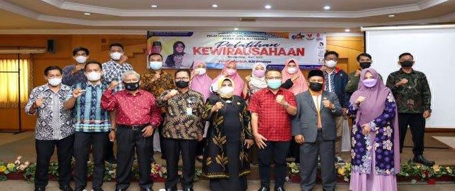 foto bersama saat kegiatan pelatihan kewirausahaan yang diikuti oleh 30 wirausaha